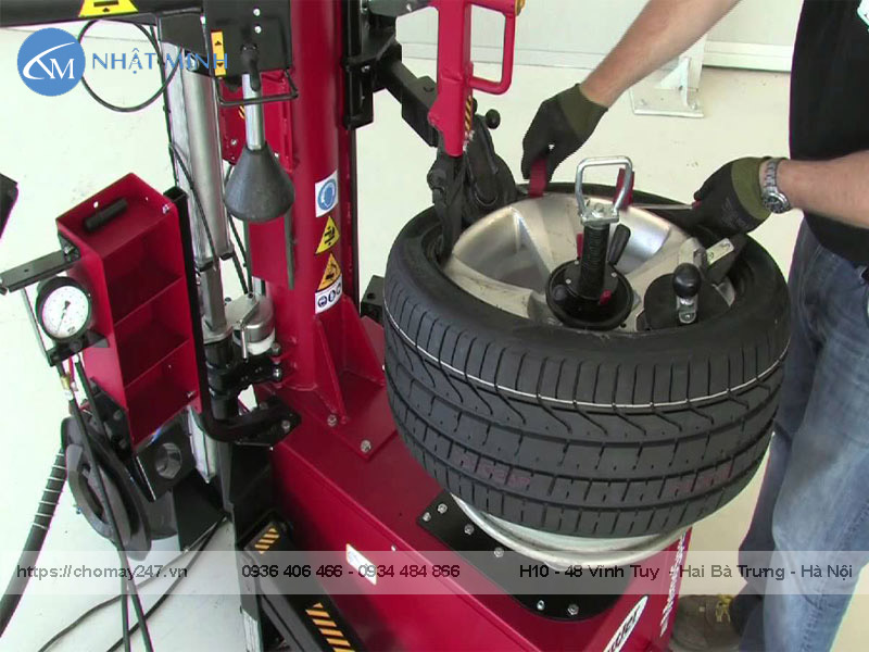 Cách chọn mua máy ra vào lốp phù hợp cho tiệm