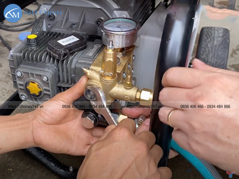 Máy rửa xe cao áp bị phun nước ở vị trí cụm chỉnh áp xử lý thế nào ?